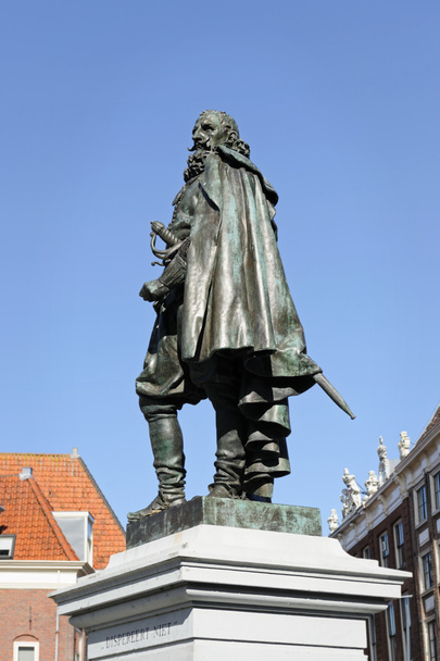Monumento de Jan Pieterszoon Coen no centro de Hoorn na praça Rode Steen, Holanda
 - Foto, Imagem