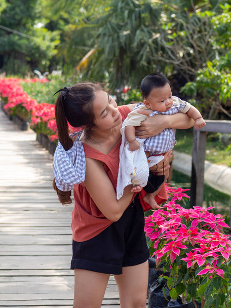 Mulher e bebê Asiático e nacionalidade Tailandês é feliz sentir - Foto, Imagem