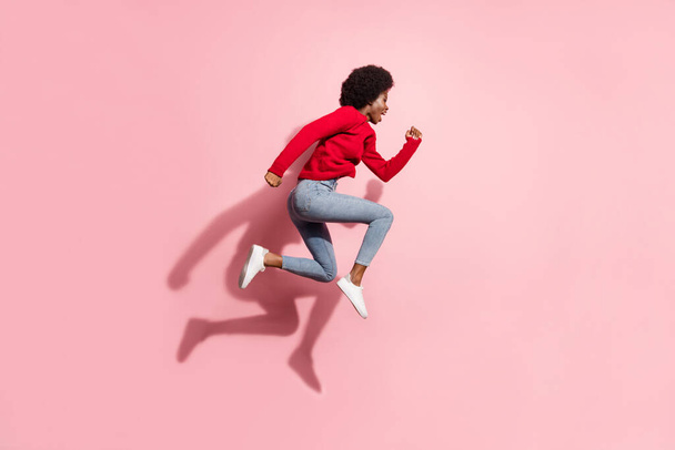 Perfil de comprimento total foto lateral da pele escura menina correr espaço vazio saltar para cima isolado no fundo cor-de-rosa - Foto, Imagem