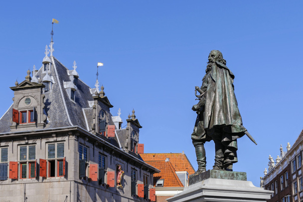Monumento de Jan Pieterszoon Coen no centro de Hoorn na praça Rode Steen, Holanda
 - Foto, Imagem