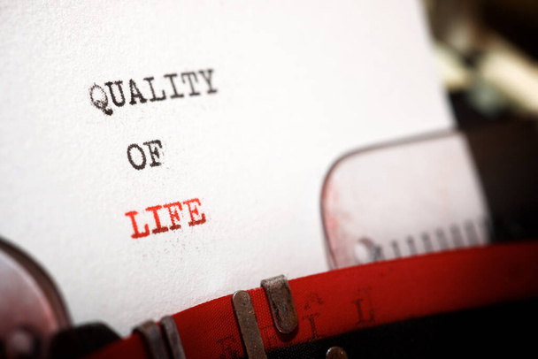 Texto de calidad de vida escrito con una máquina de escribir. - Foto, Imagen