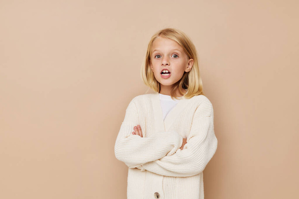 Портрет усміхненої милашки в светрі, похмура концепція способу життя дітей
 - Фото, зображення