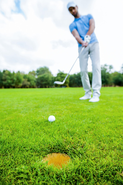 Golfer putting - Фото, изображение