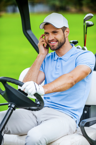 Man driving golf cart - Valokuva, kuva