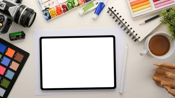 Γραφιστική σχεδιαστής γραφείο θέση εργασίας με εξοπλισμό εργασίας και ψηφιακό tablet οθόνη λευκό mockup. πάνω όψη - Φωτογραφία, εικόνα