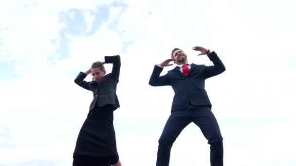 Succesvolle jongen en meisje gelukkig professioneel paar dans in de lucht, succes - Video