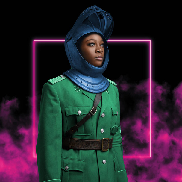 Militar mulher negra vestida de capacete e casaco - Foto, Imagem