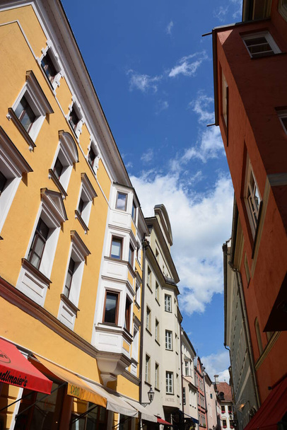 Regensburg, Bawaria, Niemcy 2021.07.31: Atrakcyjne zabytkowe budynki w mieście Regensburg, Bawaria, Niemcy - Zdjęcie, obraz
