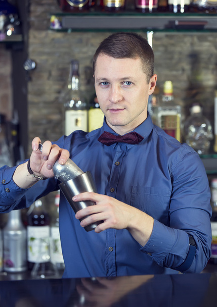 Young man working as a bartender - Fotografie, Obrázek