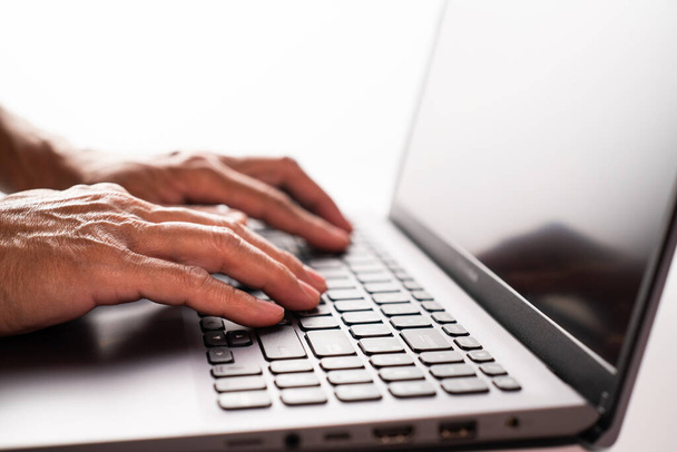 Man hand on laptop. Selective focused - Фото, изображение