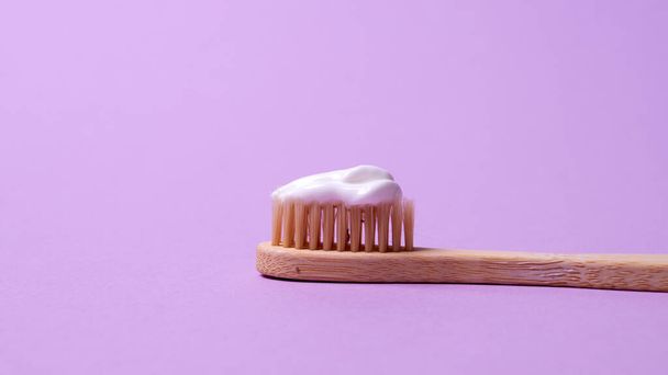 Cepillo de dientes de bambú, vista superior, aislado - Foto, Imagen