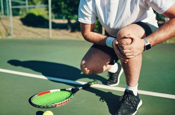 Muscle strain is one of the most common injuries in tennis - Foto, afbeelding