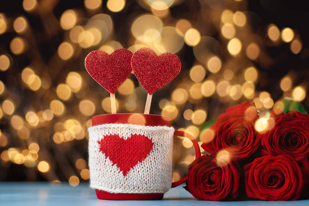 decorative cup with valentines and a bouquet of roses on a festive background. - Foto, immagini