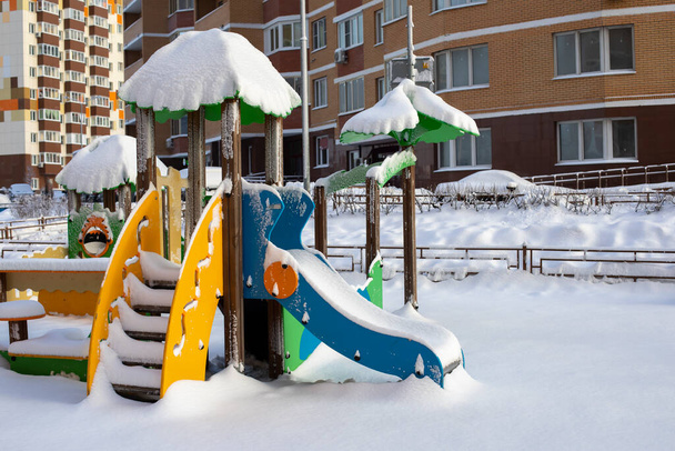 Karda oyun parkı, karla kaplı merdivenler, kışın beklenmedik miktarda kar. - Fotoğraf, Görsel