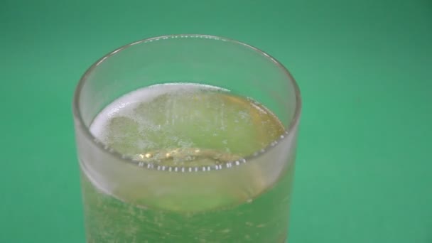 Szkło szampana na zielonym tle - Materiał filmowy, wideo