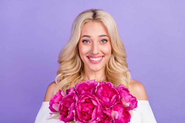 Foto Porträt Frau halten Blumenstrauß lächelnd isoliert pastellviolette Farbe Hintergrund - Foto, Bild