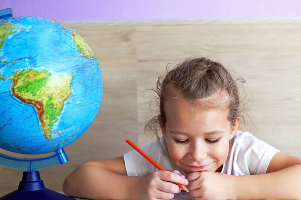 Le globe est l'un des principaux éléments de l'éducation pour l'enfant d'une fille. - Photo, image