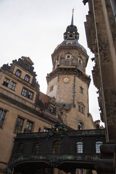 Des gens marchent dans la ville de Dresde. Vieille ville - Photo, image