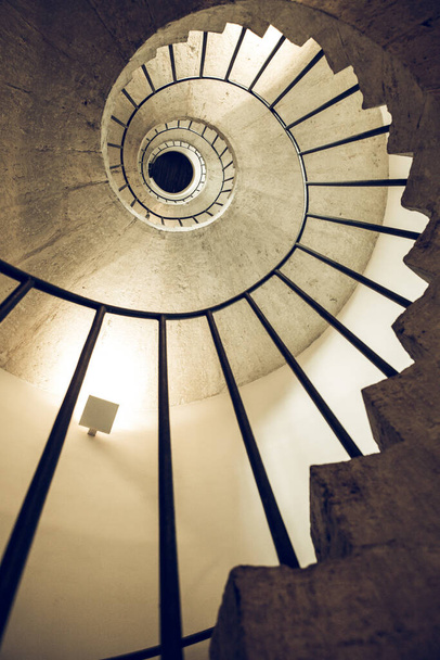 Escaliers en colimaçon, section et spirale dorée. Escalier. Architecture ancienne. Vue de bas en haut. - Photo, image