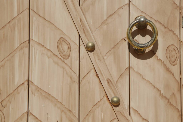 close-up shot of wooden door of ancient easter temple - Фото, зображення