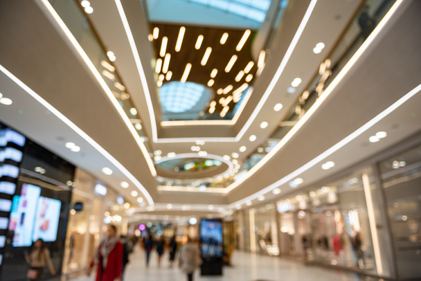 Люди купують у світлому сучасному просторому торговому центрі. Дефокусований, м'який фокус
 - Фото, зображення