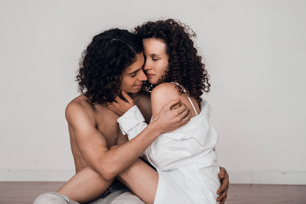 boldog heteroszexuális pár férfi és nő szórakozás ágyban - Fotó, kép