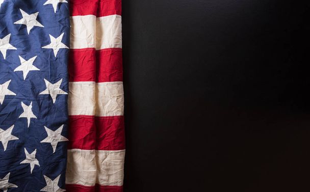 Szczęśliwy dzień prezydentów koncepcja z flagą Stanów Zjednoczonych na ciemnym tle. - Zdjęcie, obraz