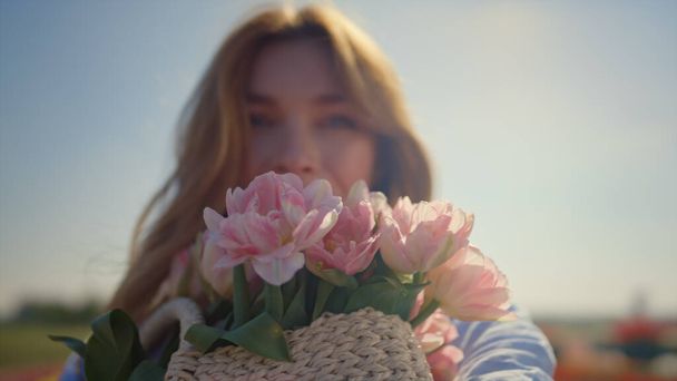 Muotokuva kaunis nainen tuoksuva lempeä kukka kukkakimppu auringon heijastus. - Valokuva, kuva