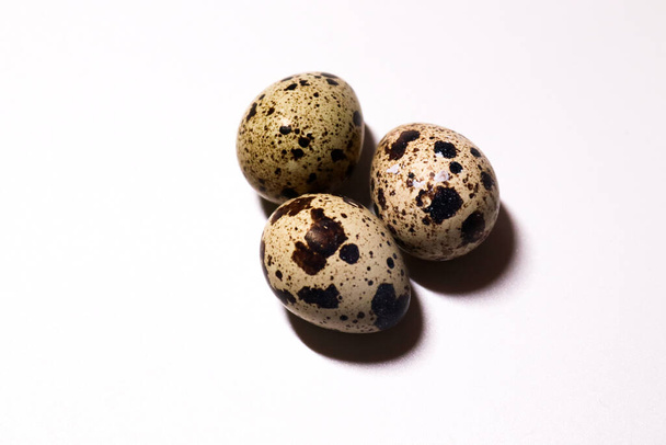 İzole edilmiş arka planda bıldırcın yumurtaları, seçici odaklanma. - Fotoğraf, Görsel