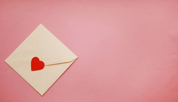 Любовное письмо лежало на розовом фоне. День святого Валентина. Копирование пространства - Фото, изображение