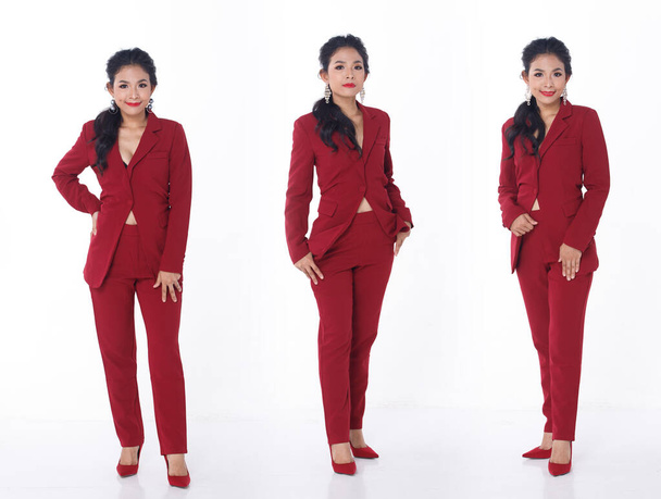 20 'li yaşlardaki Asyalı İş Kadını' nın vücut portresi kırmızı takım elbise ceket giyiyor. Bronz tenli kadın kendine güveniyor, mutlu gülümsüyor beyaz arka planda ofis müşterileriyle buluşuyor. - Fotoğraf, Görsel