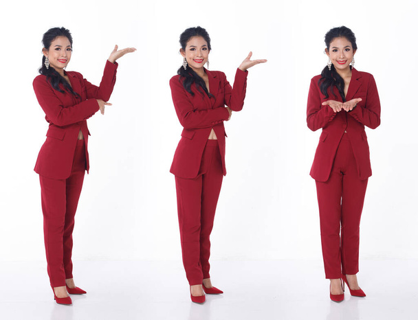 Portrait complet du corps de 20s Asian Business Femme porter des chaussures blazzer costume rouge. peau bronzée femelle stand confiant, se sentent heureux sourire pour bureau client réunion sur fond blanc isolé - Photo, image