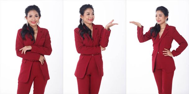 Halbkörperporträt einer asiatischen Geschäftsfrau der 20er Jahre in roten Blazerschuhen. Gebräunte Haut weiblich stehen selbstbewusst, fühlen sich glücklich Lächeln für Büro-Client-Meeting über weißem Hintergrund isoliert - Foto, Bild