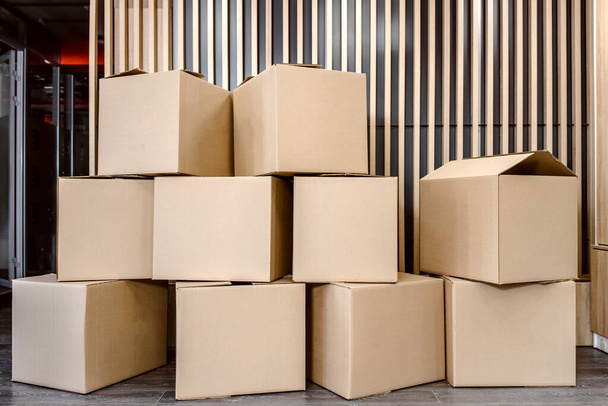 Bir ofiste gönderilmeye hazır bir sürü karton kutu var. - Fotoğraf, Görsel