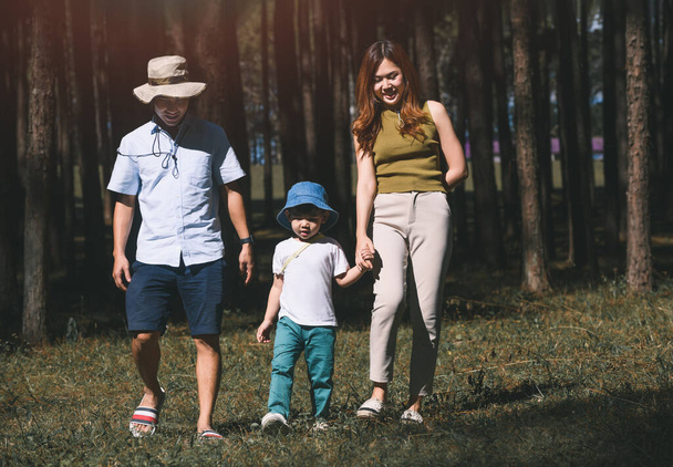 Asijská rodina, rodič a syn v přírodě zahrada se slunečním zářením. - Fotografie, Obrázek