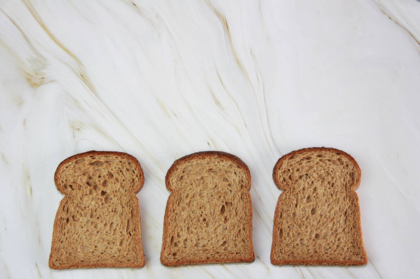 čtvercový plátek opečeného žitného chleba - Fotografie, Obrázek