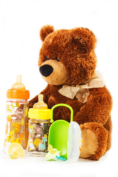teddyberen en baby flessen en fopspeen voor een kind - Foto, afbeelding