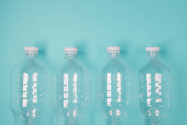 Top view műanyag palackok feküdnek kaotikusan kék háttér újrahasznosítás. Felülnézet, másolás. - Fotó, kép