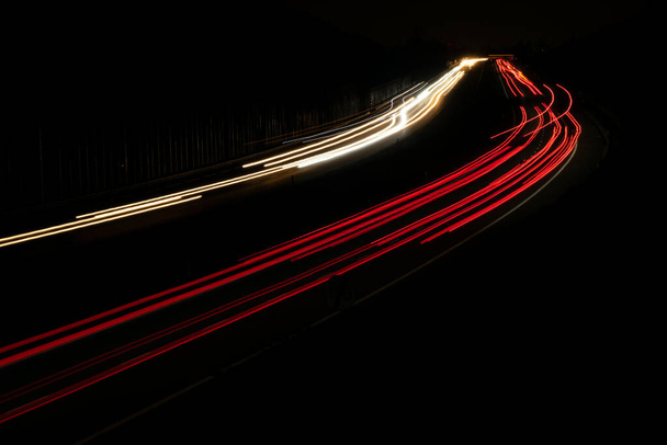 φώτα των αυτοκινήτων με τη νύχτα. μεγάλη έκθεση - Φωτογραφία, εικόνα