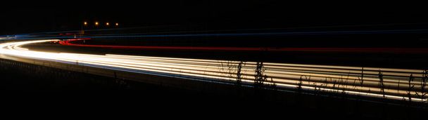 夜の車のライト。長時間露光 - 写真・画像
