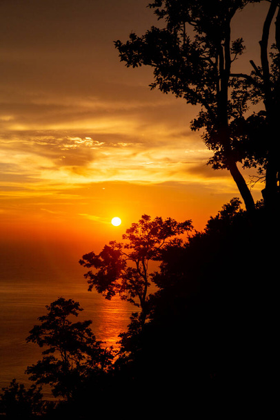 Ilmakuva Big Buddhan näkökulmasta auringonlaskun aikaan Phuketin maakunnassa, Thaimaassa - Valokuva, kuva