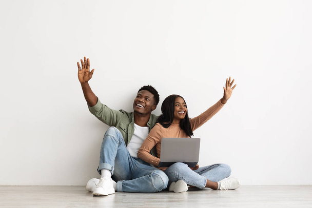 Amante pareja afroamericana con ordenador portátil, espacio para copiar - Foto, imagen