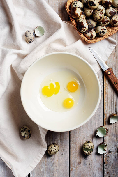 ovos de codorna em uma tigela em uma mesa de madeira. - Foto, Imagem