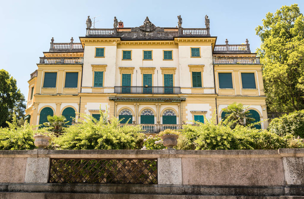 Pohled na Villa Pallavicino, starobylé sídlo na jezeře Maggiore ve Stresa, Piemont, Itálie - Fotografie, Obrázek