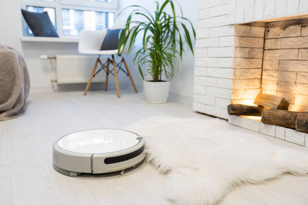 Automatisierter Staubsaugerroboter mit Akku im modernen Wohnzimmer - Foto, Bild