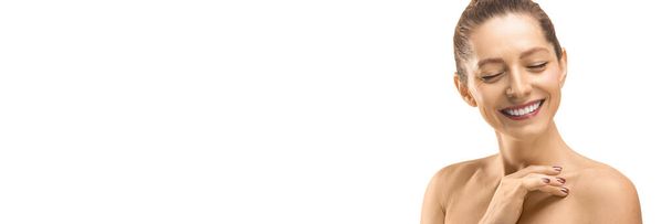 Ritratto ravvicinato di una donna di 35 anni con gli occhi chiusi e la pelle pulita naturale delicato trucco rinfrescante isolato su sfondo bianco. Formato foto 3x1. - Foto, immagini
