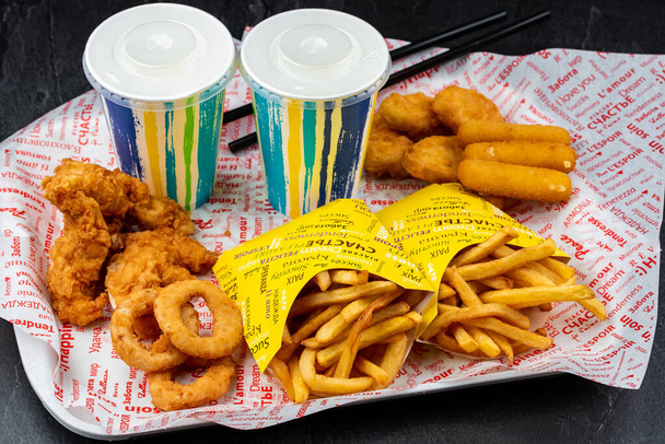 primer plano de deliciosa comida frita y vasos de papel de soda, concepto de comida rápida - Foto, Imagen
