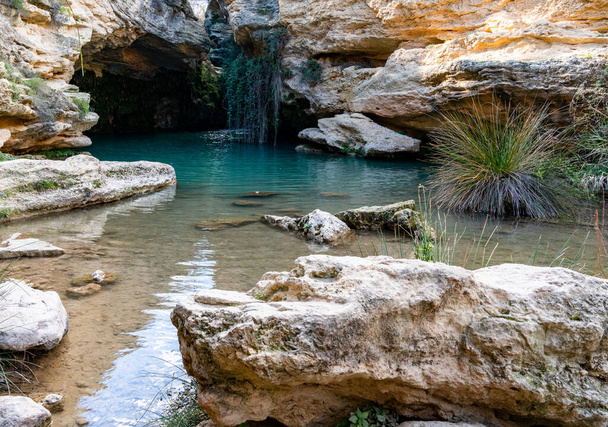 θέα του φυσικού καταφυγίου Salto del Usero με διαβρωμένα βράχια από ψαμμίτη και πολύχρωμες πισίνες νερού - Φωτογραφία, εικόνα