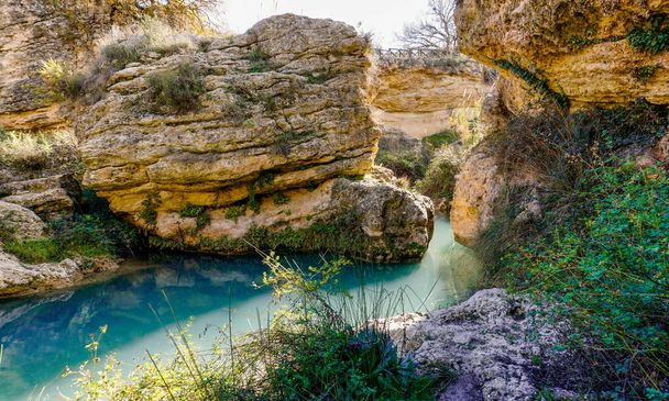 näkymä Salto del Usero luonnonsuojelualue heikentynyt hiekkakivi kallioita ja värikkäitä vesilammikoita - Valokuva, kuva