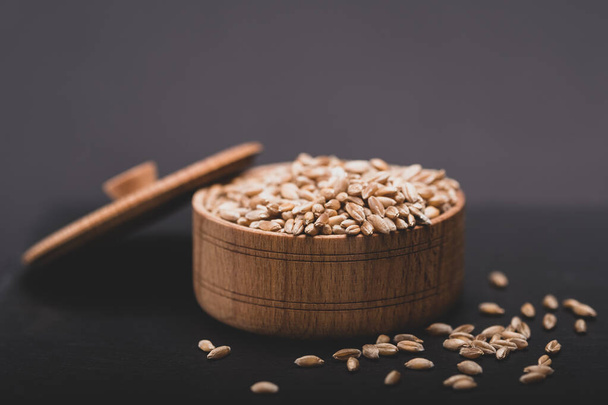 Emmer pšenice nebo loupaná pšenice v dřevěné míse - Fotografie, Obrázek